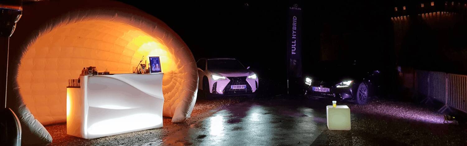 Stand Luna blanc avec bar lumineux lors d’une présentation automobile