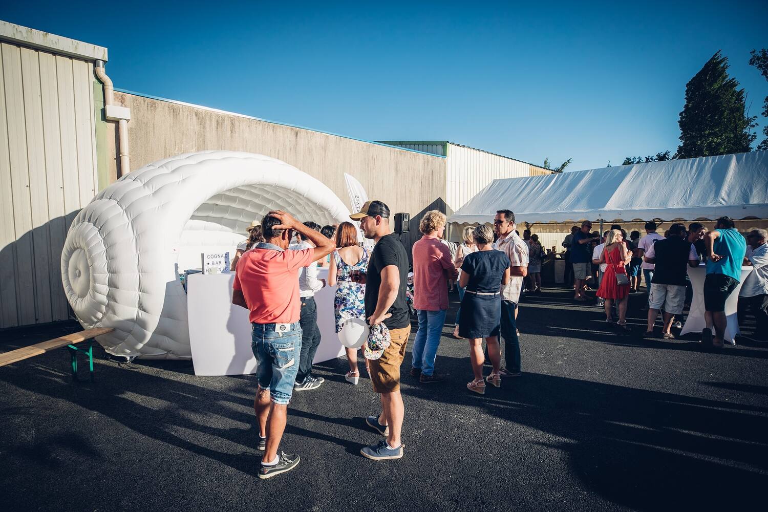 Stand Luna blanc aménagé en bar lors d’un événement extérieur