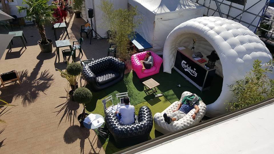 Stand Luna blanc dans un espace chill avec mobilier gonflable