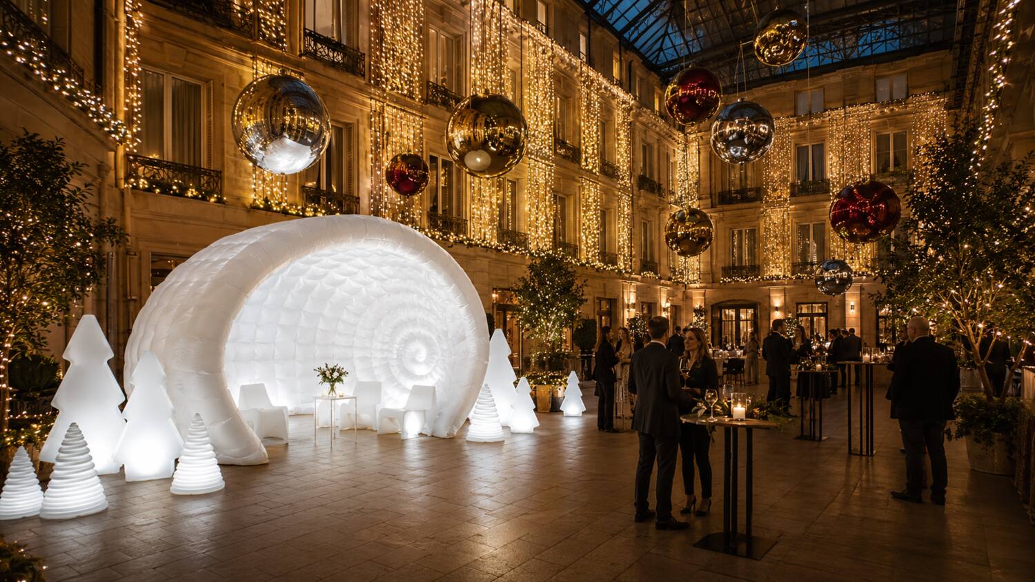 Stand Luna blanc éclairé lors d’une réception de Noël