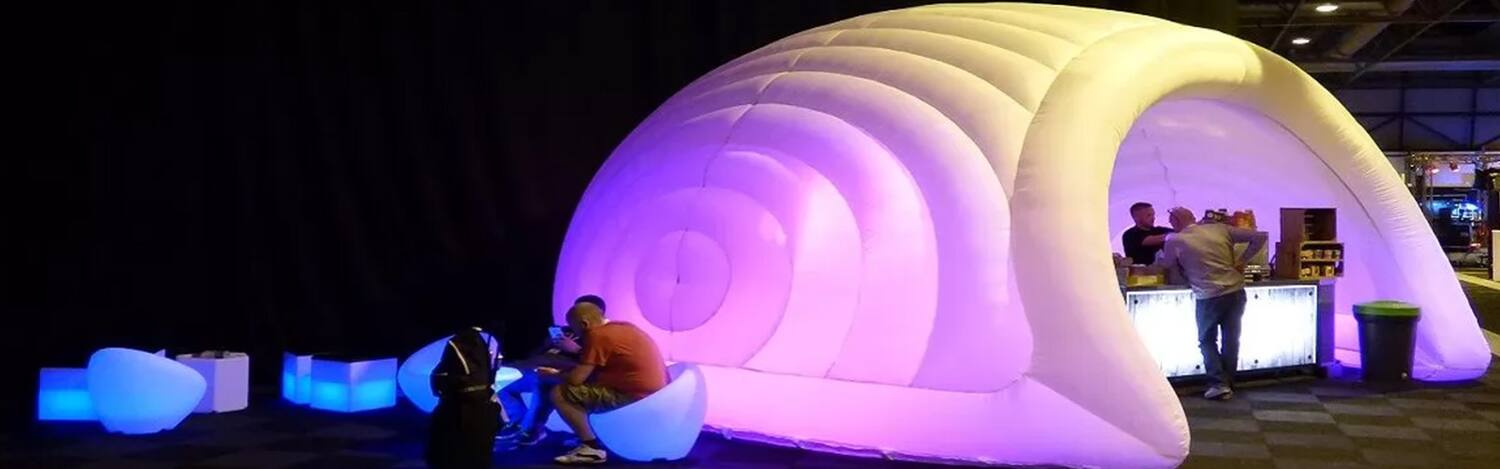 Stand Luna blanc éclairé en rose dans un salon professionnel