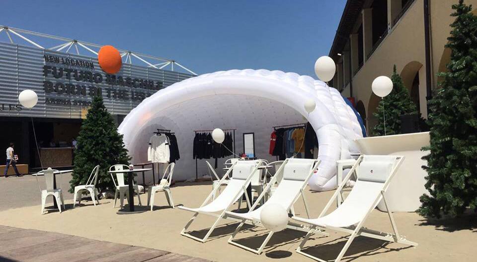Stand Luna blanc aménagé pour une présentation de vêtements