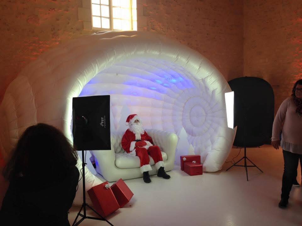 Père Noël installé dans un Stand Luna blanc pour une séance photo