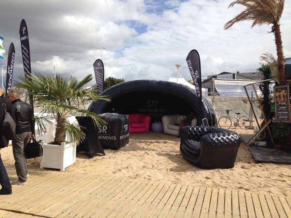 Stand Luna noir avec mobilier gonflable sur le sable