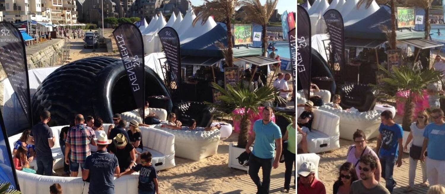 Stand Luna noir et mobilier gonflable installés sur une plage