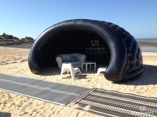 Stand Luna noir installé directement sur une plage