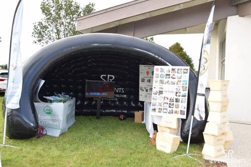 Stand Luna noir utilisé comme stand d’accueil