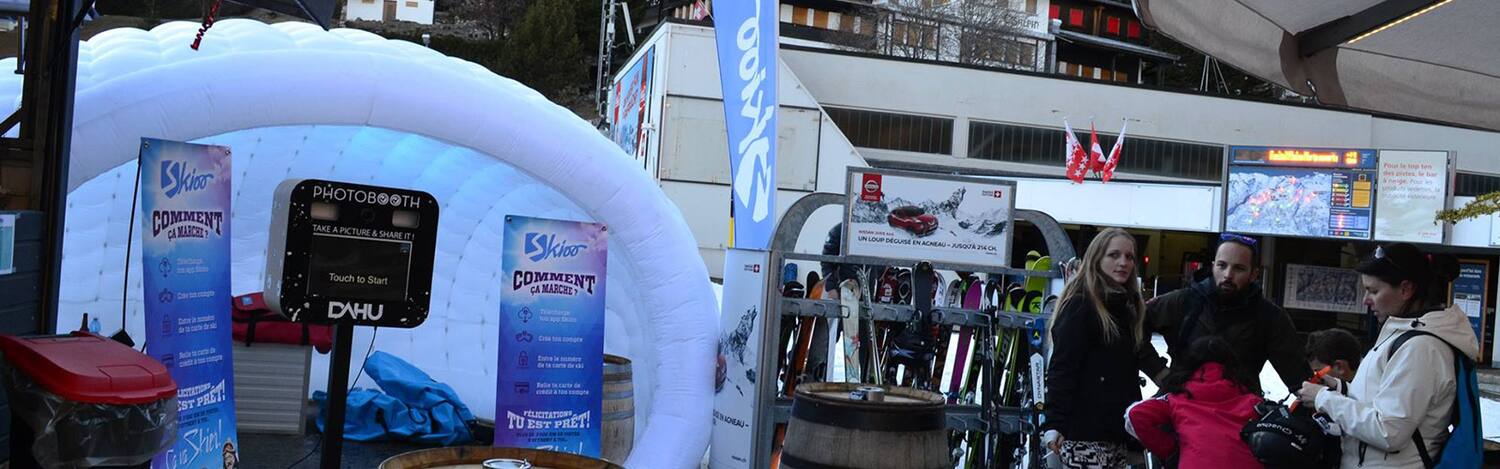 Stand Luna blanc avec photobooth au pied des pistes