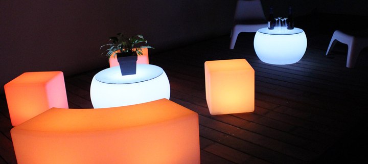 Présentation d’origine de la table basse lumineuse ronde avec plateau en verre