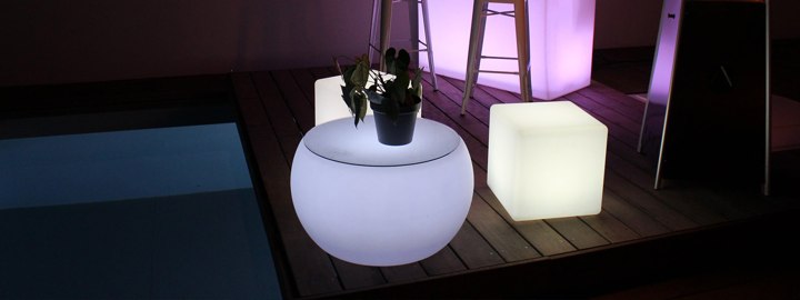 Photo de réception avec la table basse lumineuse ronde et ses assises