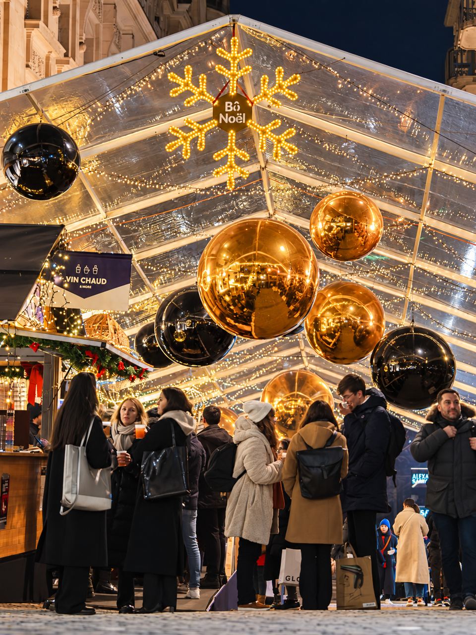Réception sous un chapiteau avec des ballons miroirs dorés et des flocons lumineux