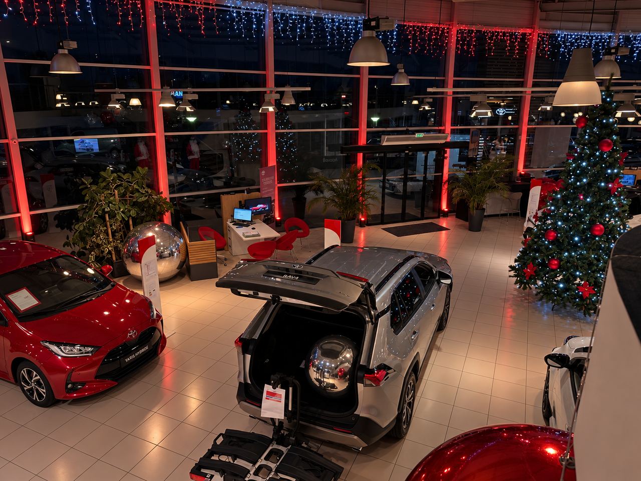 Vue d’ensemble de la décoration de Noël dans une concession automobile