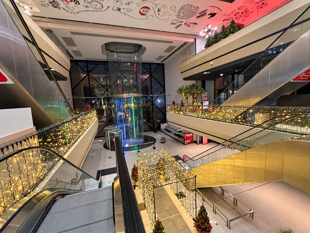 Escalators et balustrades décorés de guirlandes lumineuses