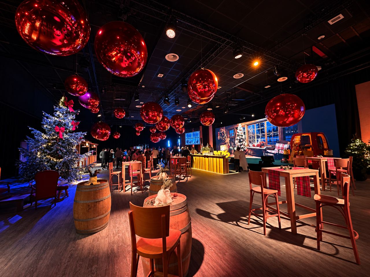 Réception de Noël avec de grands ballons miroirs rouges suspendus