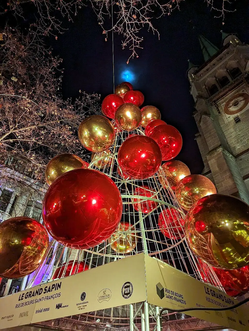 Vue rapprochée d’un grand sapin décoratif rouge et doré