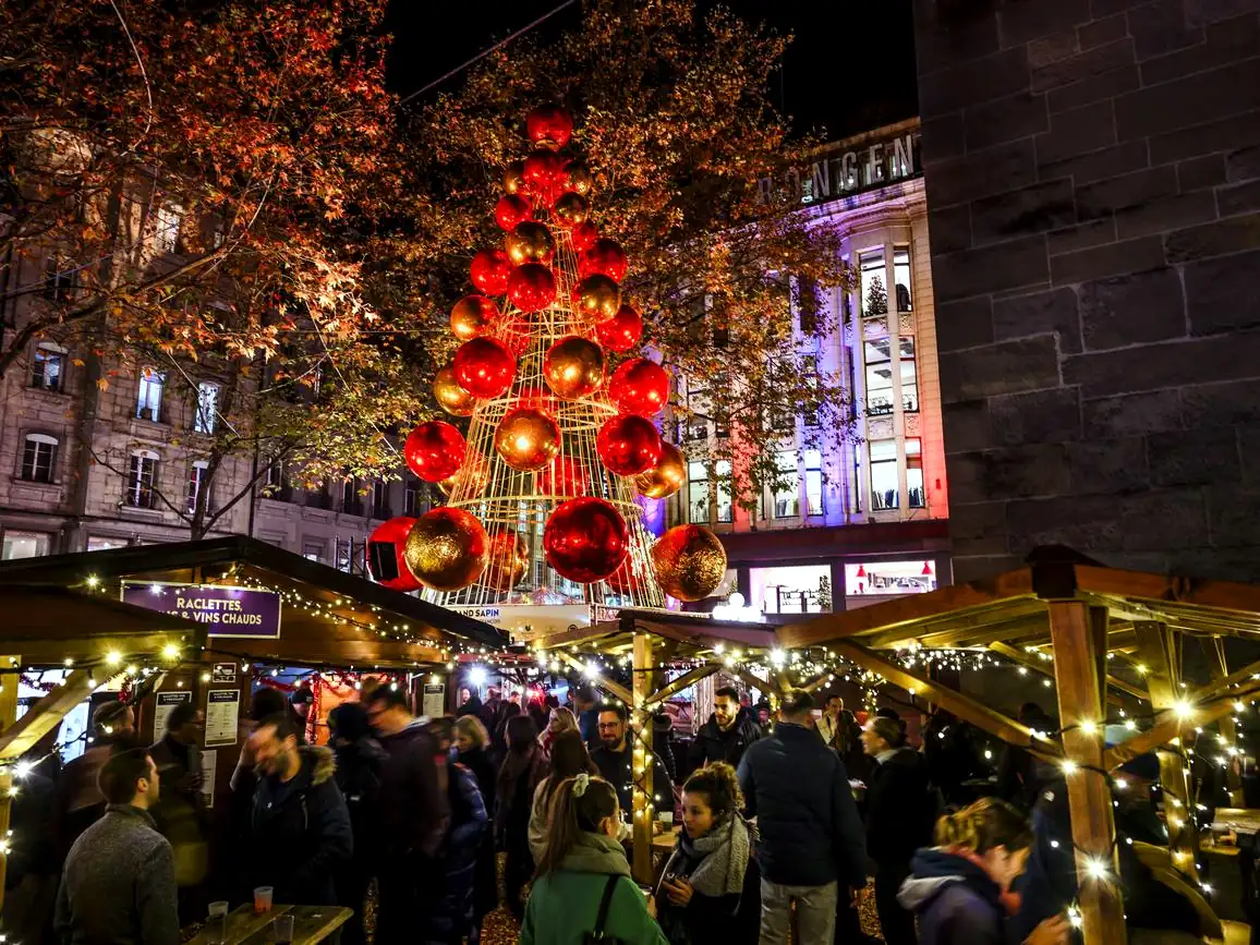 Grand sapin décoratif sur un marché de Noël
