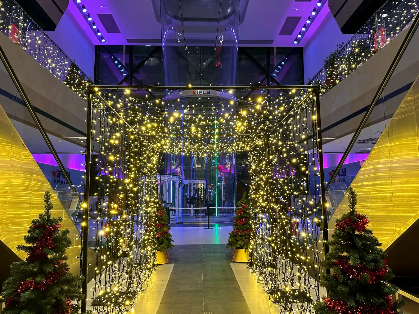 Tunnel lumineux de Noël dans un espace intérieur