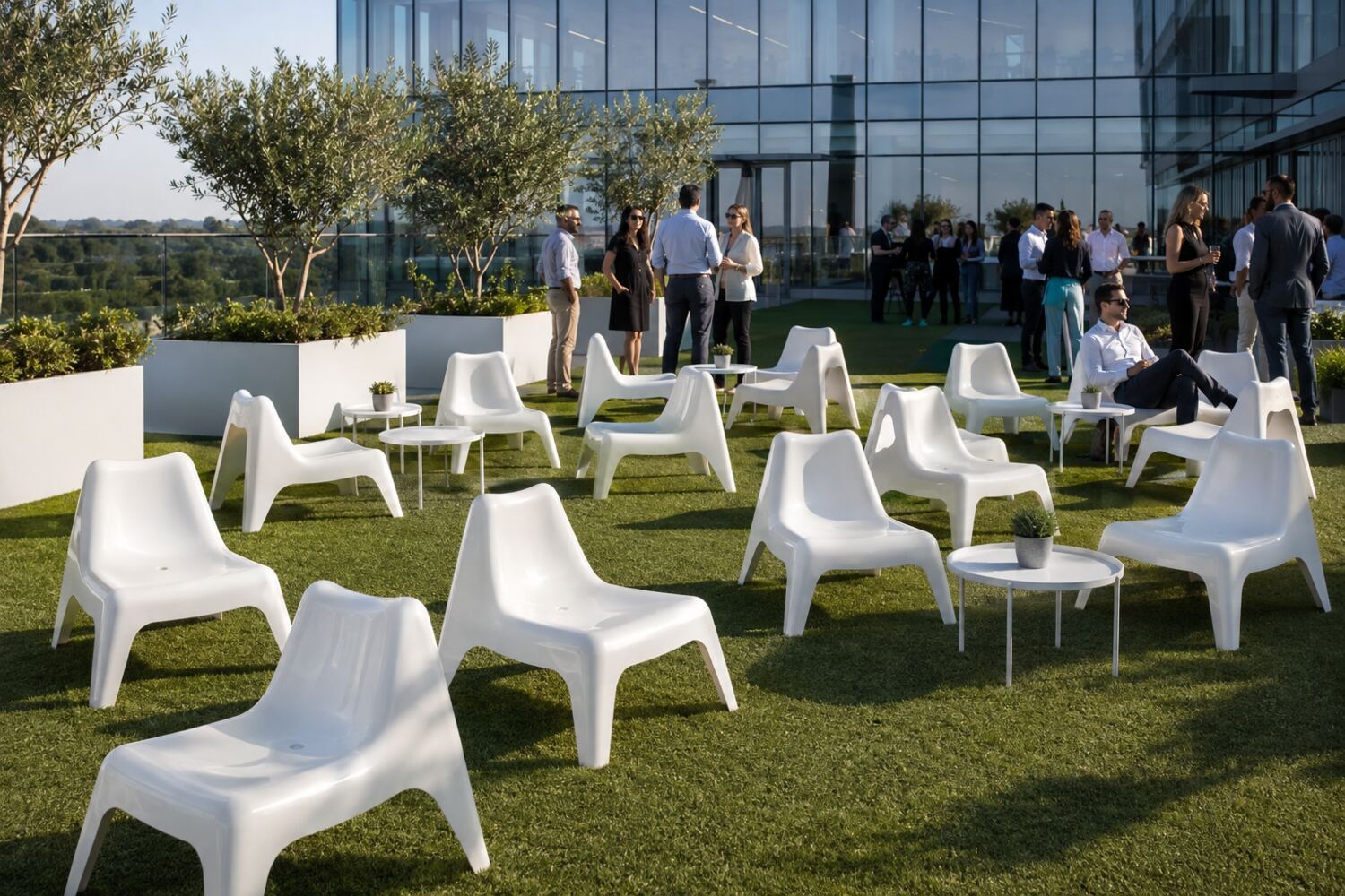 Fauteuils Vago blancs dans le jardin d’un événement d’entreprise