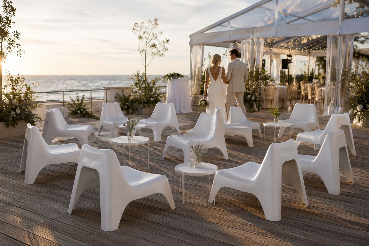 Espace lounge de mariage avec fauteuils Vago blancs sous une tente