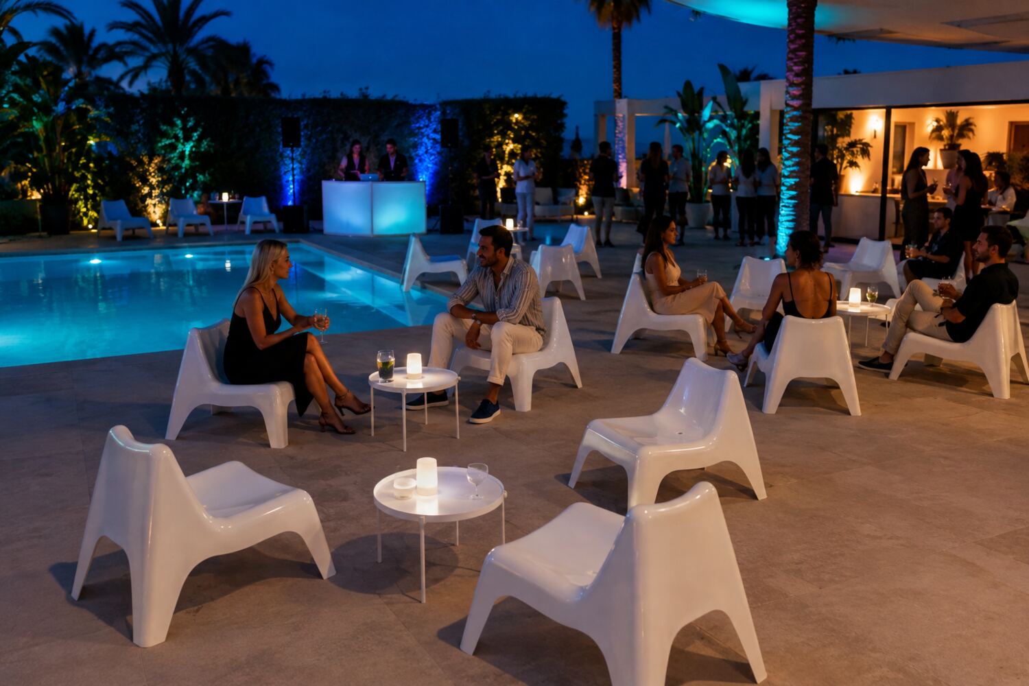 Fauteuils Vago autour d’une piscine pendant une soirée avec DJ