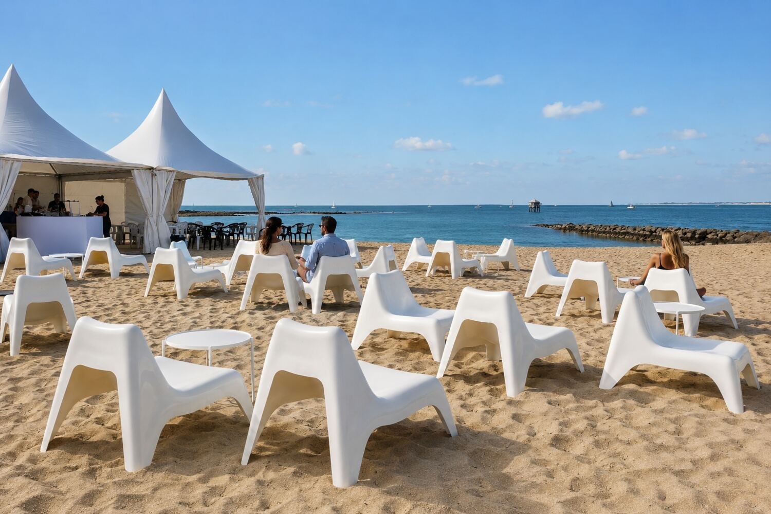 Fauteuils Vago blancs installés sur une plage