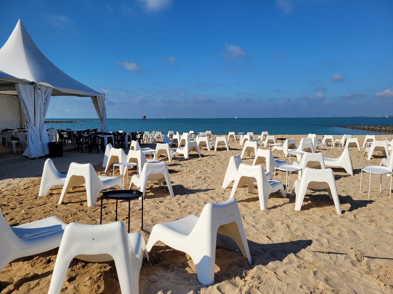Fauteuils Vago installés sur une plage avec vue sur la mer