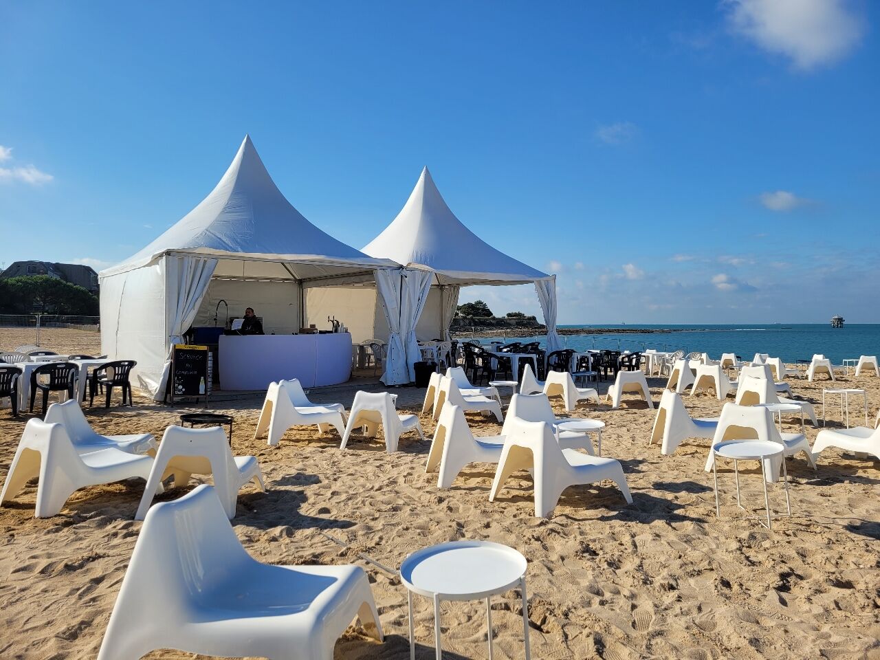 Installation réelle de fauteuils Vago sur une plage par SR Événements