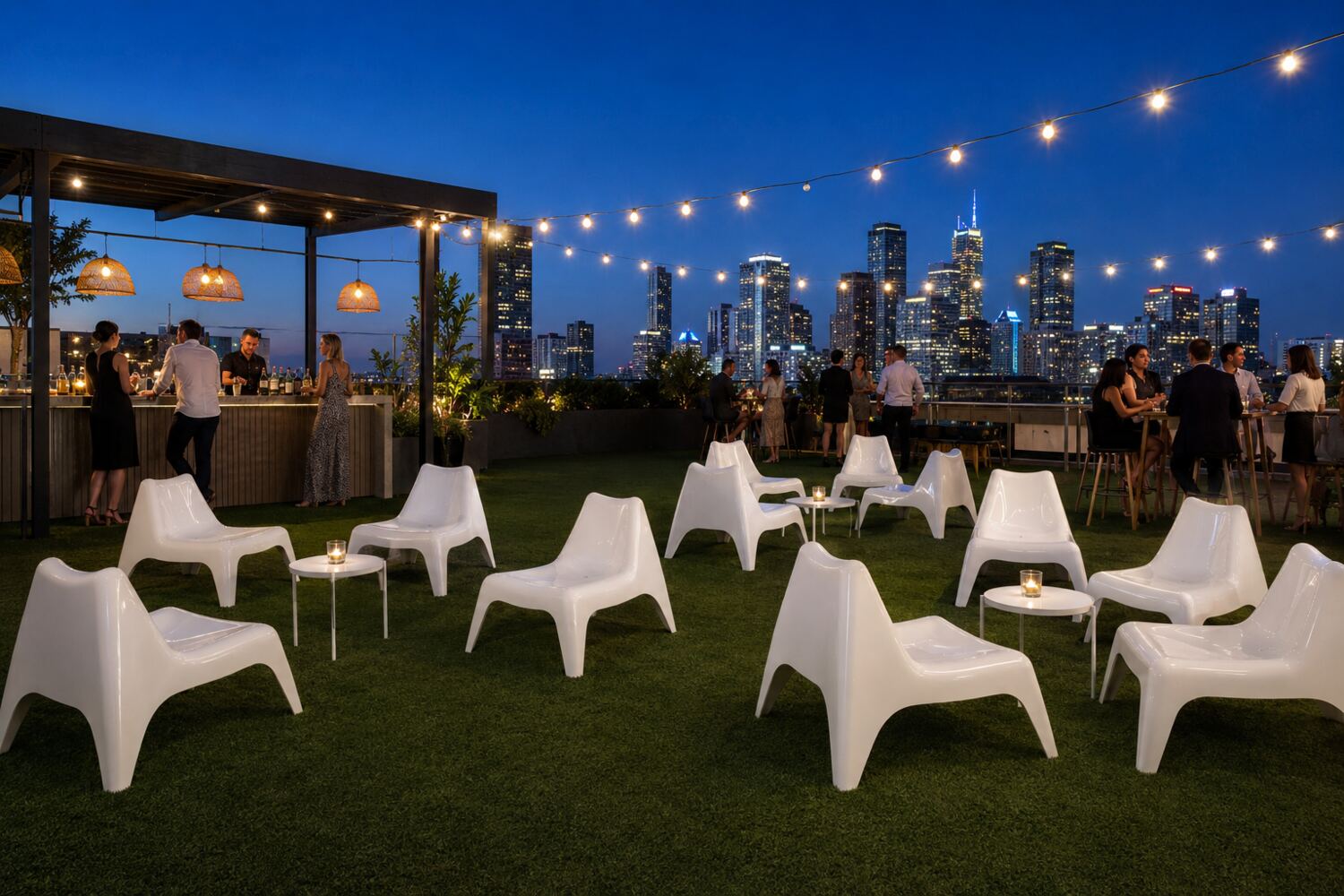 Fauteuils Vago blancs pour une soirée d’entreprise sur un rooftop